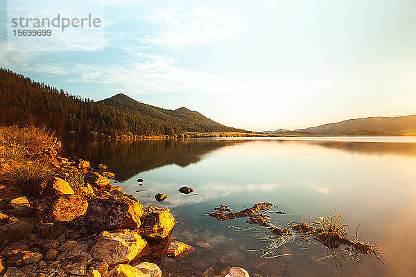 Blick auf den See mit Bergen