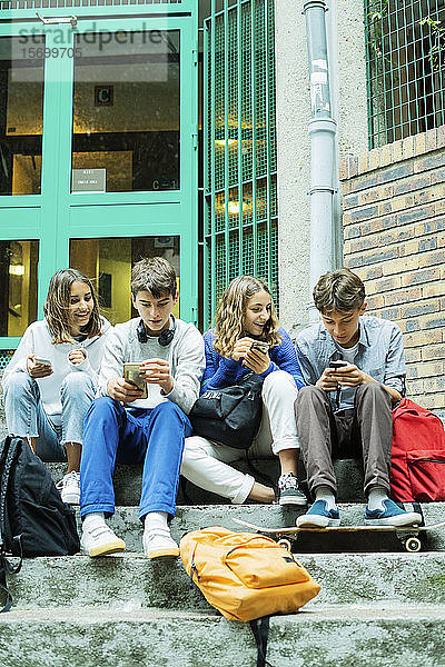 Freunde  die Smartphones benutzen