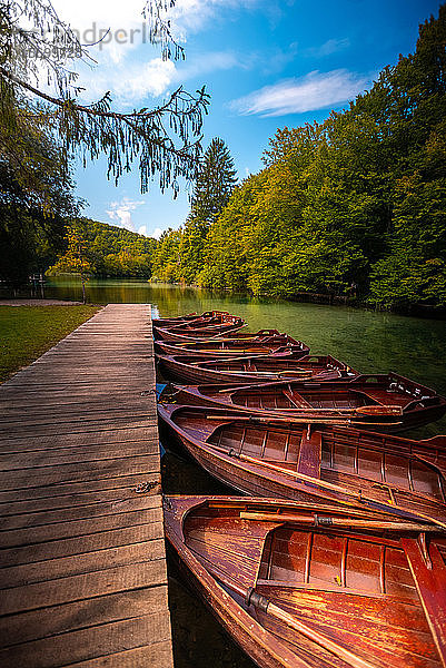 Im See vertäute hölzerne Ruderboote