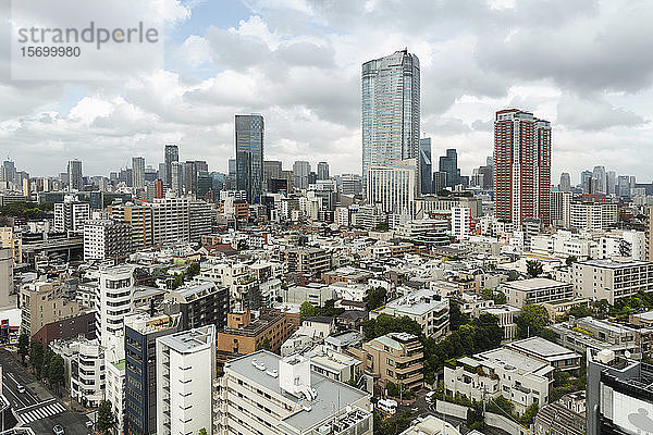 Blick von einer Dachterrasse auf das Stadtbild von Fukuoka.