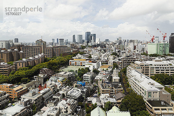 Blick von einer Dachterrasse auf das Stadtbild von Fukuoka.