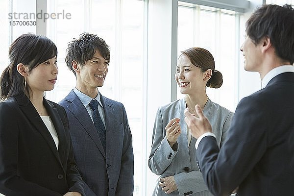 Japanische Geschäftsleute bei einem Treffen