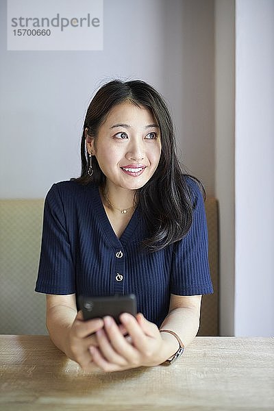 Japanerin in einem Cafe
