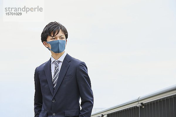 Japanischer Mann mit Maske