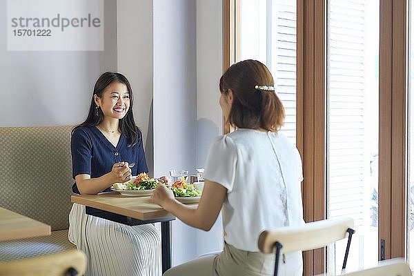 Japanische Frauen in einem Restaurant