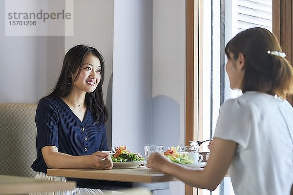 Japanische Frauen in einem Restaurant