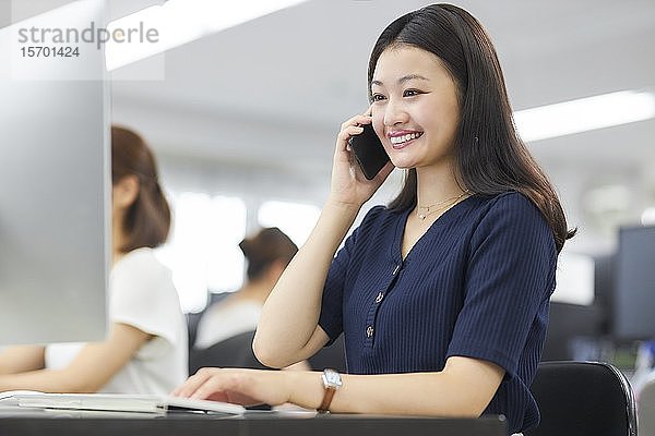 Japanerin bei der Arbeit im Büro