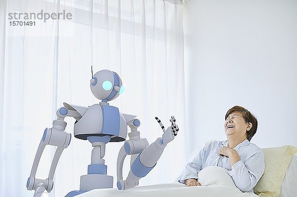 Ältere Japanerin mit Roboter
