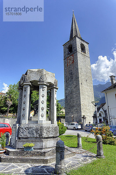 Italien  Piemont  Crodo  Glockenturm und Gedenkstätte der Kirche Santo Stefano