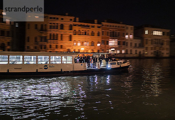 Italien  Venetien  Venedig  Kanal mit Vaporetto bei Nacht