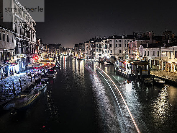 Italien  Venetien  Venedig  Kanal und Häuser bei Nacht