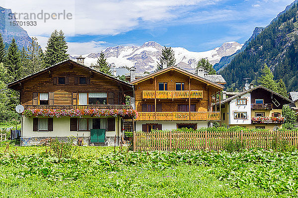 Italien  Aostatal  Gressoney-Saint-Jean  typische Architektur  Monte Rosa im Hintergrund