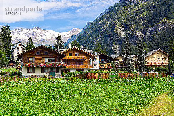 Italien  Aostatal  Gressoney-Saint-Jean  typische Architektur  Monte Rosa im Hintergrund