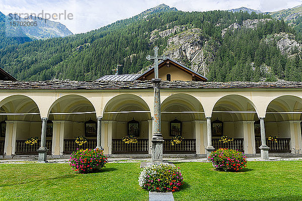 Italien  Aostatal  Gressoney-Saint-Jean  Kirchhof San Giovanni Battista