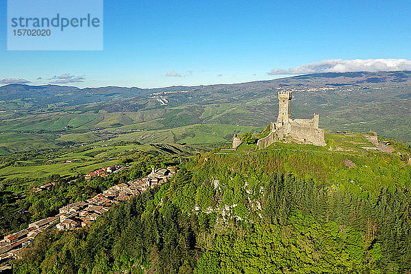 Italien  Toskana  Festung Radicofani und Landschaft