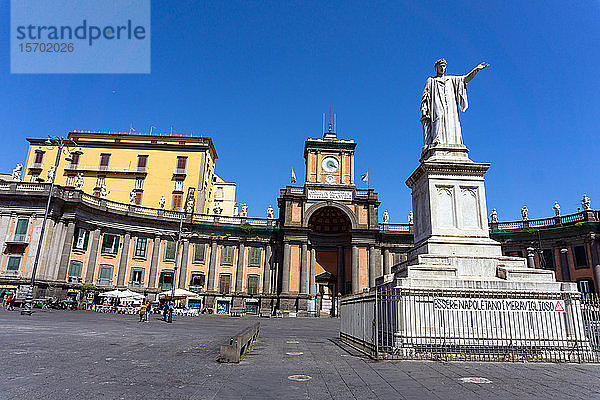 Italien  Kampanien  Neapel  Dante-Platz  Foro Carolino und Dante-Alighieri-Skulptur