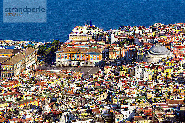 Italien  Kampanien  Neapel  Stadtbild vom Castel Sant'Elmo  Piazza del Plebiscito mit dem Königspalast und Palazzo Salerno