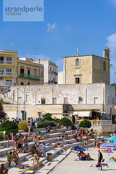 Italien  Apulien  Otranto  der Strand  im Hintergrund die Kapelle Madonna dell'Altomare