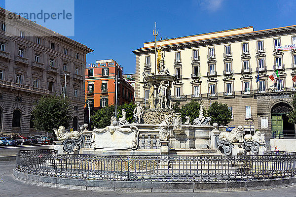 Italien  Kampanien  Neapel  Neptunbrunnen und Rathaus auf der Piazza del Municipio