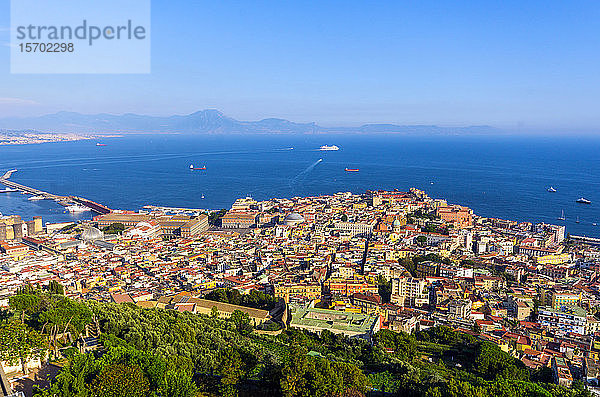 Italien  Kampanien  Neapel  Stadtbild vom Castel Sant'Elmo aus gesehen  Golf von Neapel