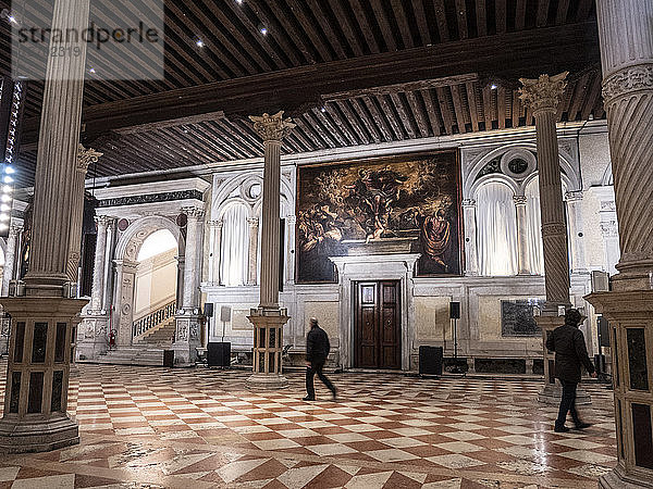 Italien  Venetien  Venedig  Scuola Grande di San Rocco  Touristen bewundern die Werke von Tintoretto in der Schule des heiligen Rochus