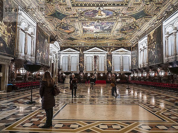 Italien  Venetien  Venedig  Scuola Grande di San Rocco  Touristen bewundern die Werke von Tintoretto in der Schule des heiligen Rochus