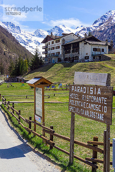 Italien  Aosta-Tal  Valnontey  Berg Gran Paradiso im Hintergrund  Hotel Paradisia