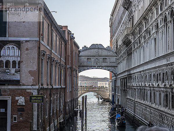 Italien  Venetien  Venedig  eine Gondel  die den Canonica-Kanal unter der Dei Sospiri-Brücke überquert