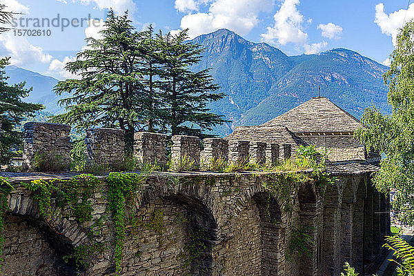 Italien  Piemont  Domodossola  Sacro Monte Calvario  Ruinen der Burg Mattarella