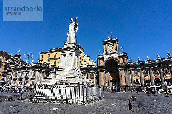 Italien  Kampanien  Neapel  Dante-Platz  Foro Carolino und Dante-Alighieri-Skulptur