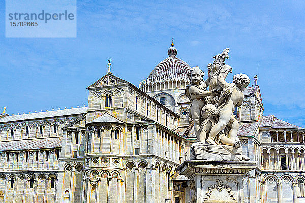 Italien  Toskana  Pisa  Piazza dei Miracoli  Kathedrale Santa Maria Assunta und Fontana dei Putti