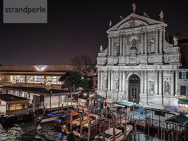 Italien  Venetien  Venedig  Bahnhof Santa Lucia und Kirche Santa Maria di Nazareth degli Scalzi bei Nacht