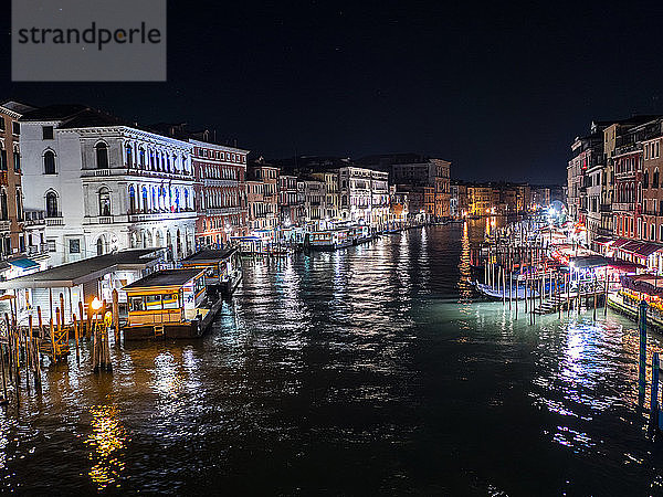 Italien  Venetien  Venedig  Rialtobrücke  Brücke aus dem 16. Jahrhundert über den Canale Grande bei Nacht