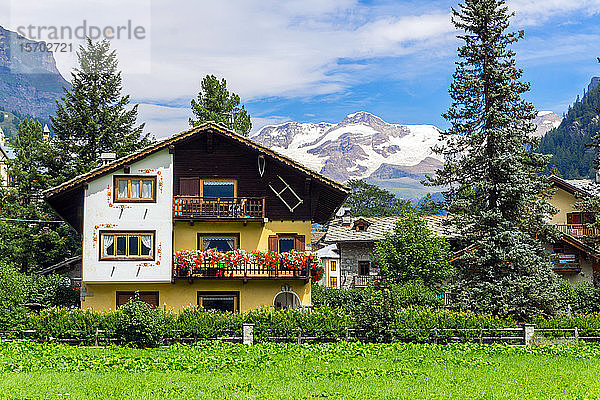Italien  Aostatal  Gressoney-Saint-Jean  typische Architektur  Monte Rosa im Hintergrund