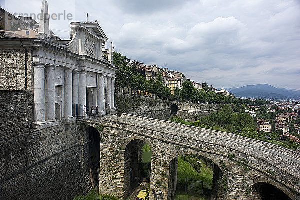 Die alte Oberstadt von Bergamo  Lombardei  Italien. Unesco-Welterbe. Tor S. Jakobus