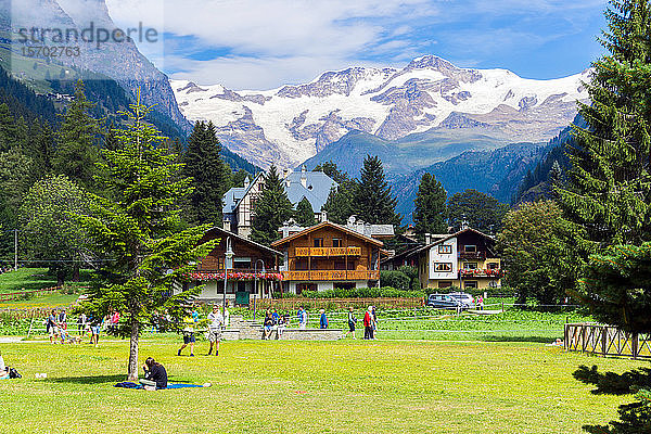 Italien  Aostatal  Gressoney-Saint-Jean  typische Architektur  Monte Rosa im Hintergrund