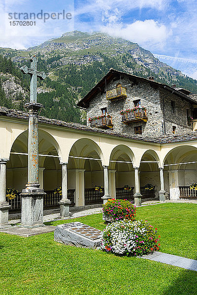 Italien  Aostatal  Gressoney-Saint-Jean  Kirchhof San Giovanni Battista