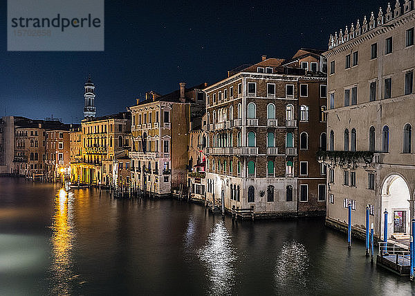 Italien  Venetien  Venedig  Rialtobrücke  Brücke aus dem 16. Jahrhundert über den Canale Grande bei Nacht