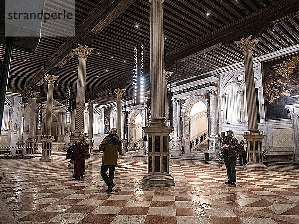 Italien  Venetien  Venedig  Scuola Grande di San Rocco  Touristen bewundern die Werke von Tintoretto in der Schule des heiligen Rochus