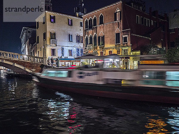 Italien  Venetien  Venedig  Kanal mit Vaporetto bei Nacht