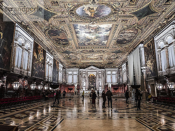 Italien  Venetien  Venedig  Scuola Grande di San Rocco  Touristen bewundern die Werke von Tintoretto in der Schule des heiligen Rochus