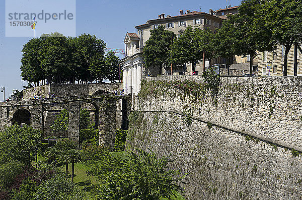 Die alte Oberstadt von Bergamo  Lombardei  Italien. Unesco-Welterbe . s. Alessandro-Tor