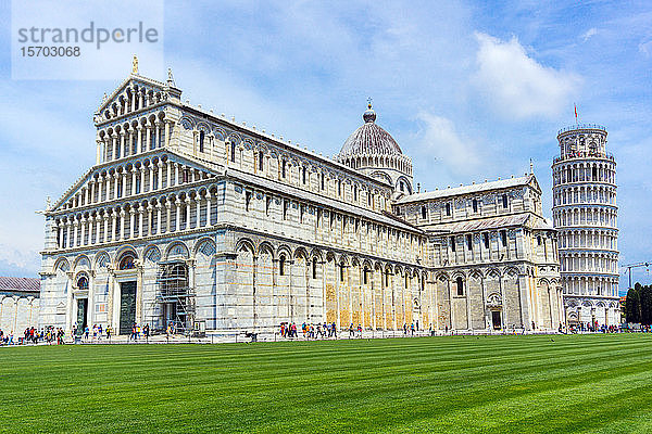 Italien  Toskana  Pisa  Piazza dei Miracoli  Kathedrale Santa Maria Assunta und Schiefer Turm