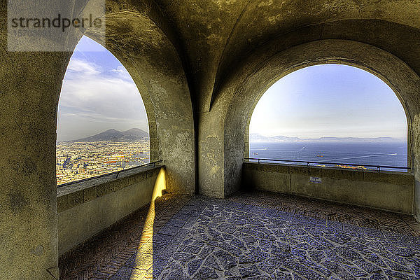 Italien  Kampanien  Neapel  Stadtbild vom Castel Sant'Elmo  Vesuv im Hintergrund