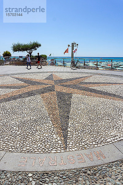 Italien  Ligurien  Loano  Windrose auf der Strandpromenade