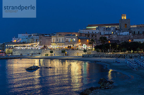 Italien  Apulien  Otranto  Stadtbild in der Abenddämmerung