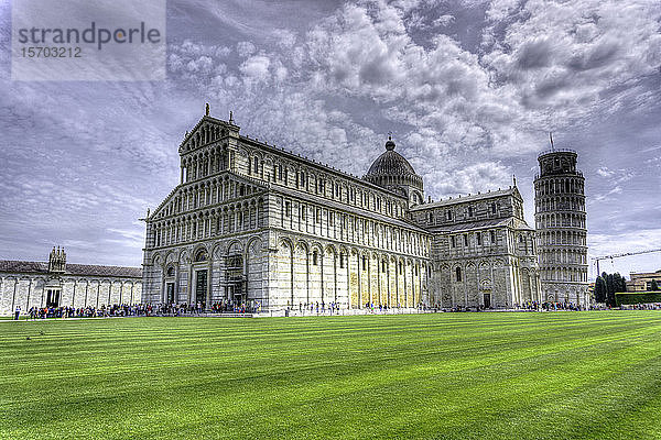 Italien  Toskana  Pisa  Piazza dei Miracoli  Kathedrale Santa Maria Assunta und Schiefer Turm