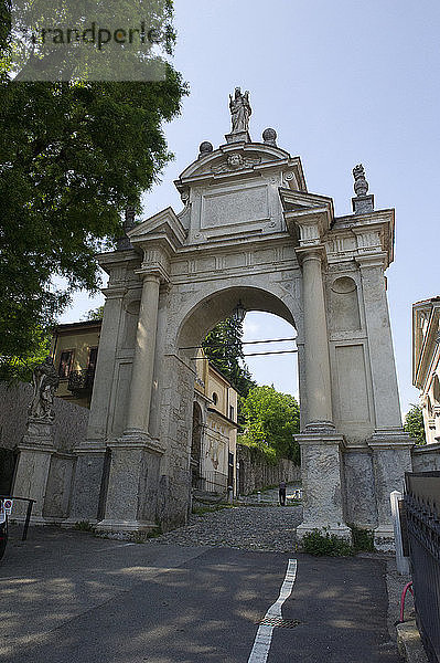 Italien  Lombardei  Varese. Heilige Straße des Sacro Monte di Varese  UNESCO-Weltkulturerbe. Sacro Monte di Varese  Eingang.