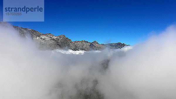 Italien  Westliche Alpen im Piemont  Macugnaga-Tal und Wolken