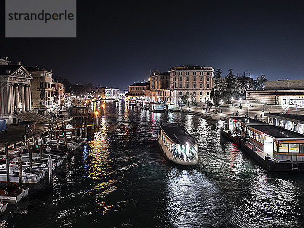 Italien  Venetien  Venedig  Kanal mit Vaporetto bei Nacht